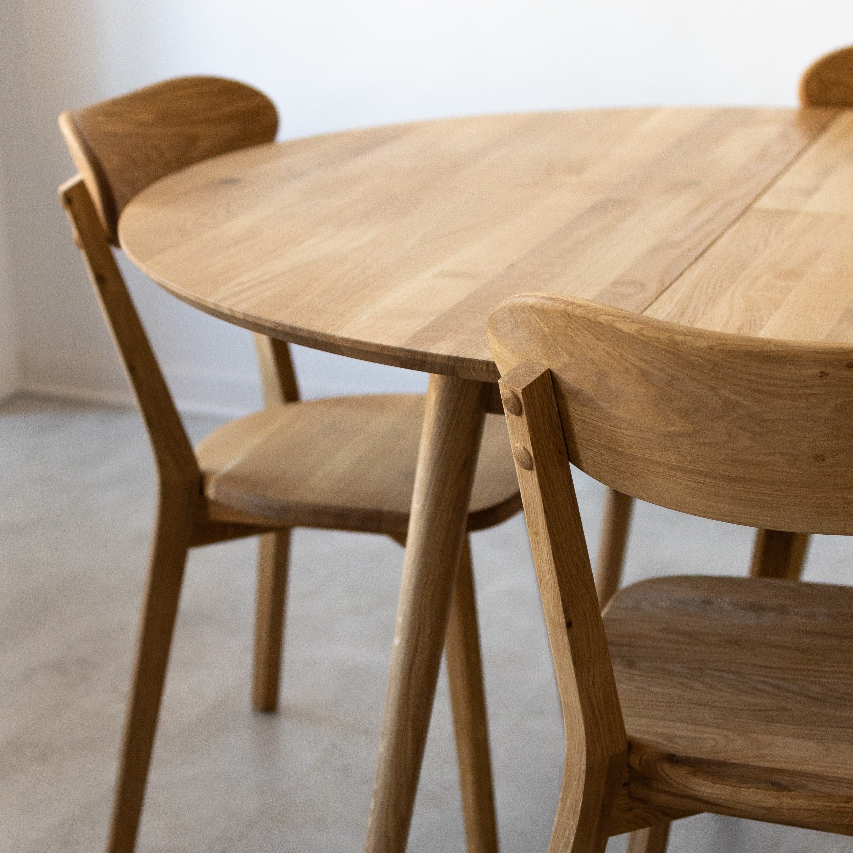 Comment protéger le bois des chaises et des tables ? Nos conseils pratiques.