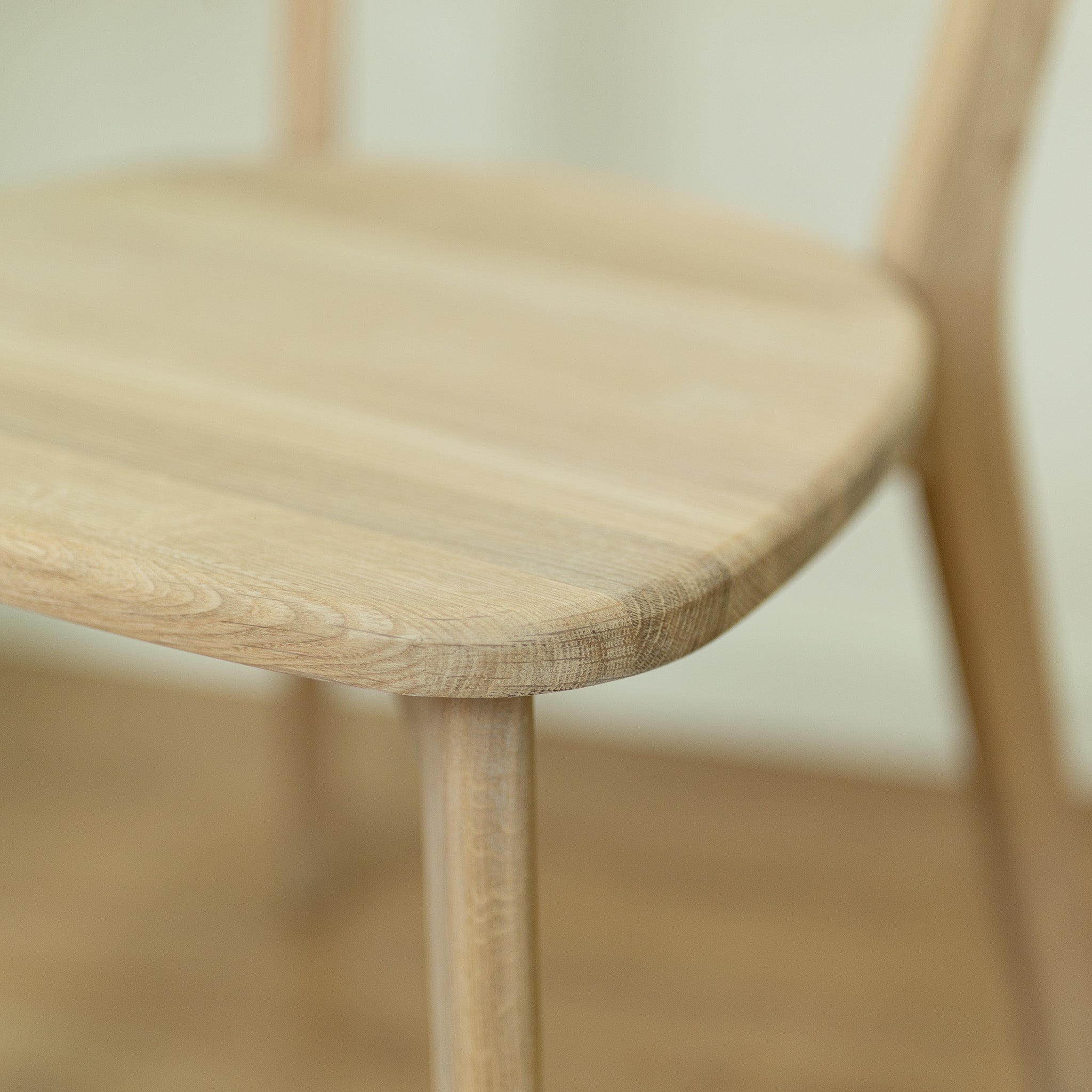 Peindre une chaise en bois : quels outils ?