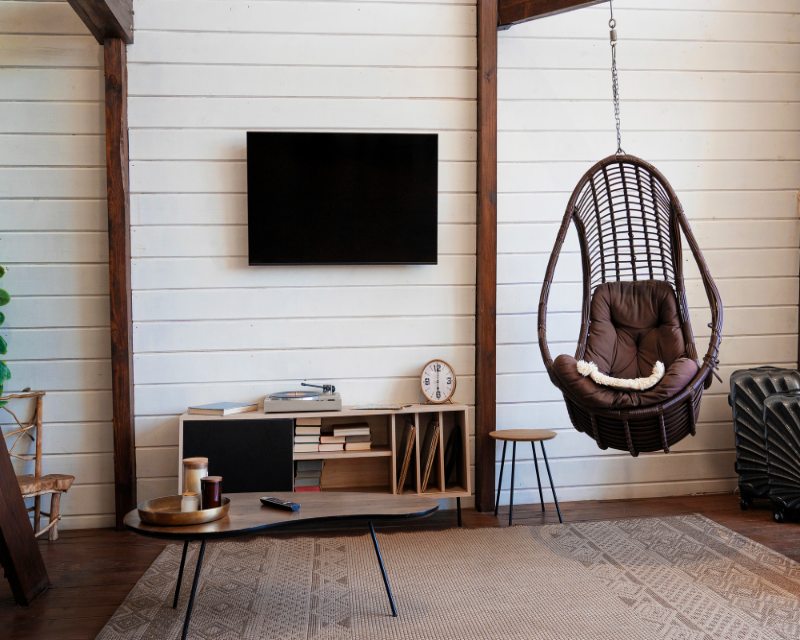 Comment accrocher une télévision à un meuble en bois : étape par étape pour une installation parfaite