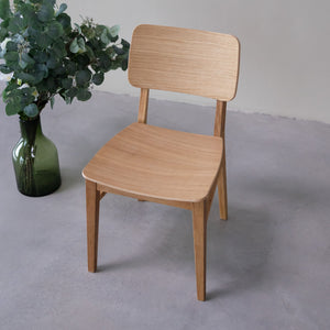 Chaises en bois de couleur naturelle