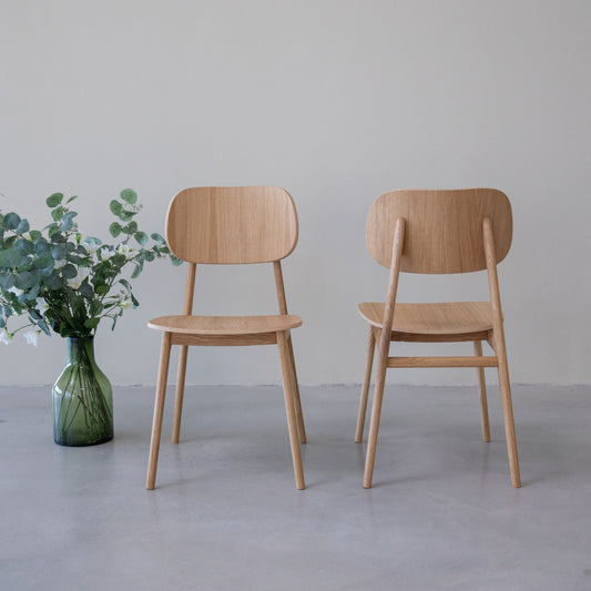 Chaises en bois de couleur naturelle