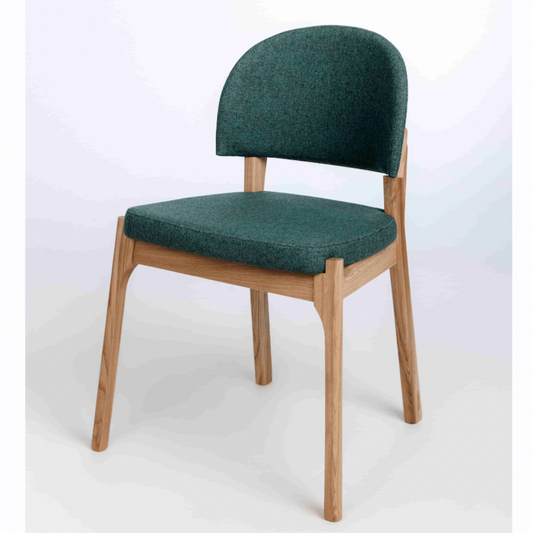 Chaises en bois avec revêtement vert