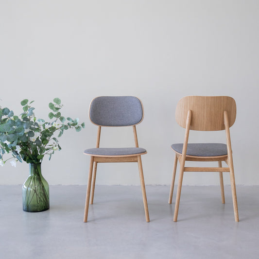 Chaises en bois avec revêtement gris
