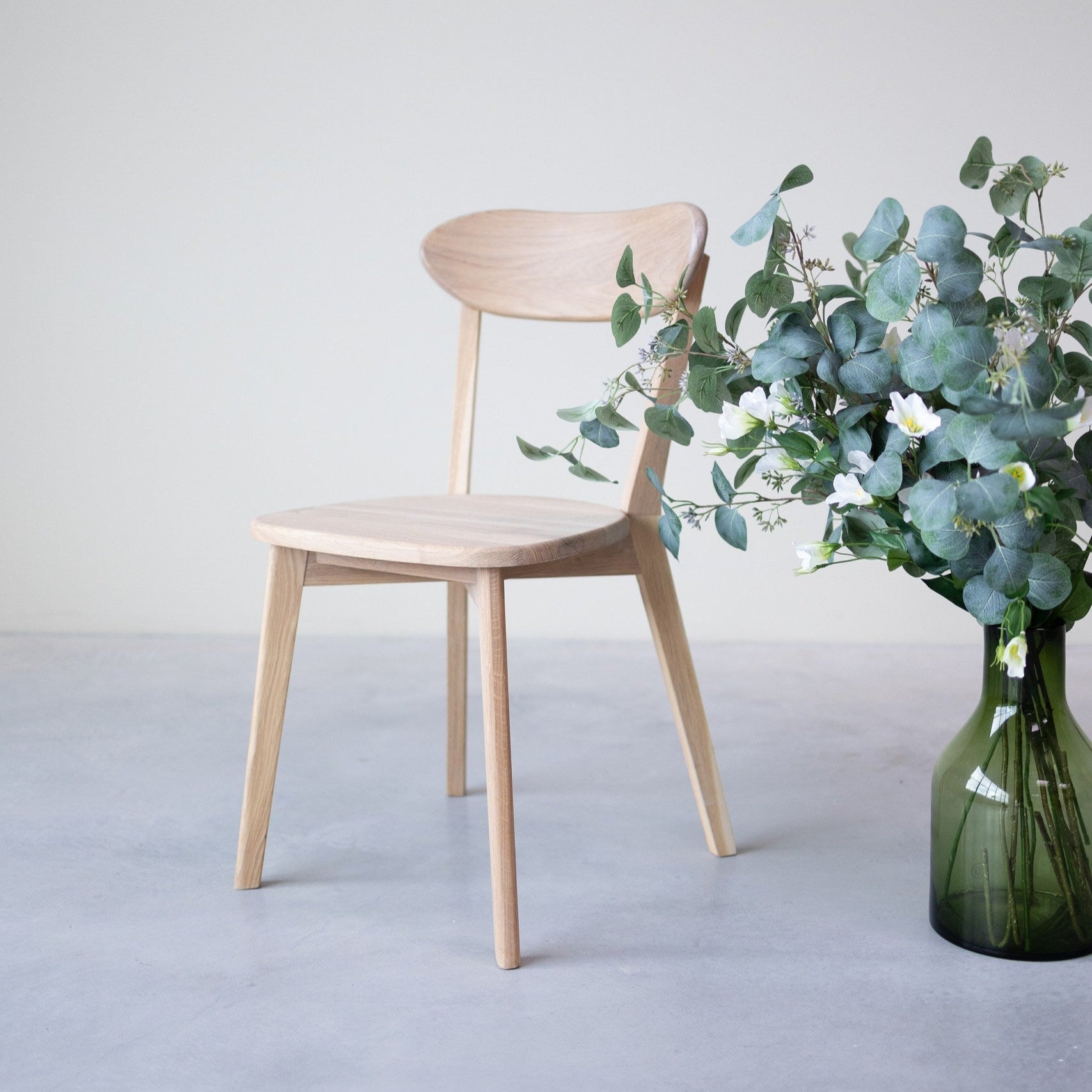 Chaises en bois de couleur blanchie