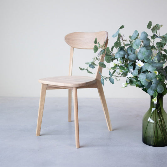 Chaises en bois de couleur blanchie