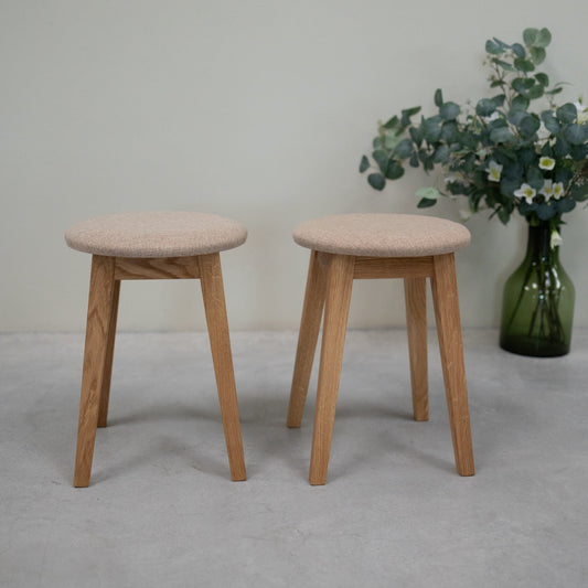 Tabourets en bois avec revêtement