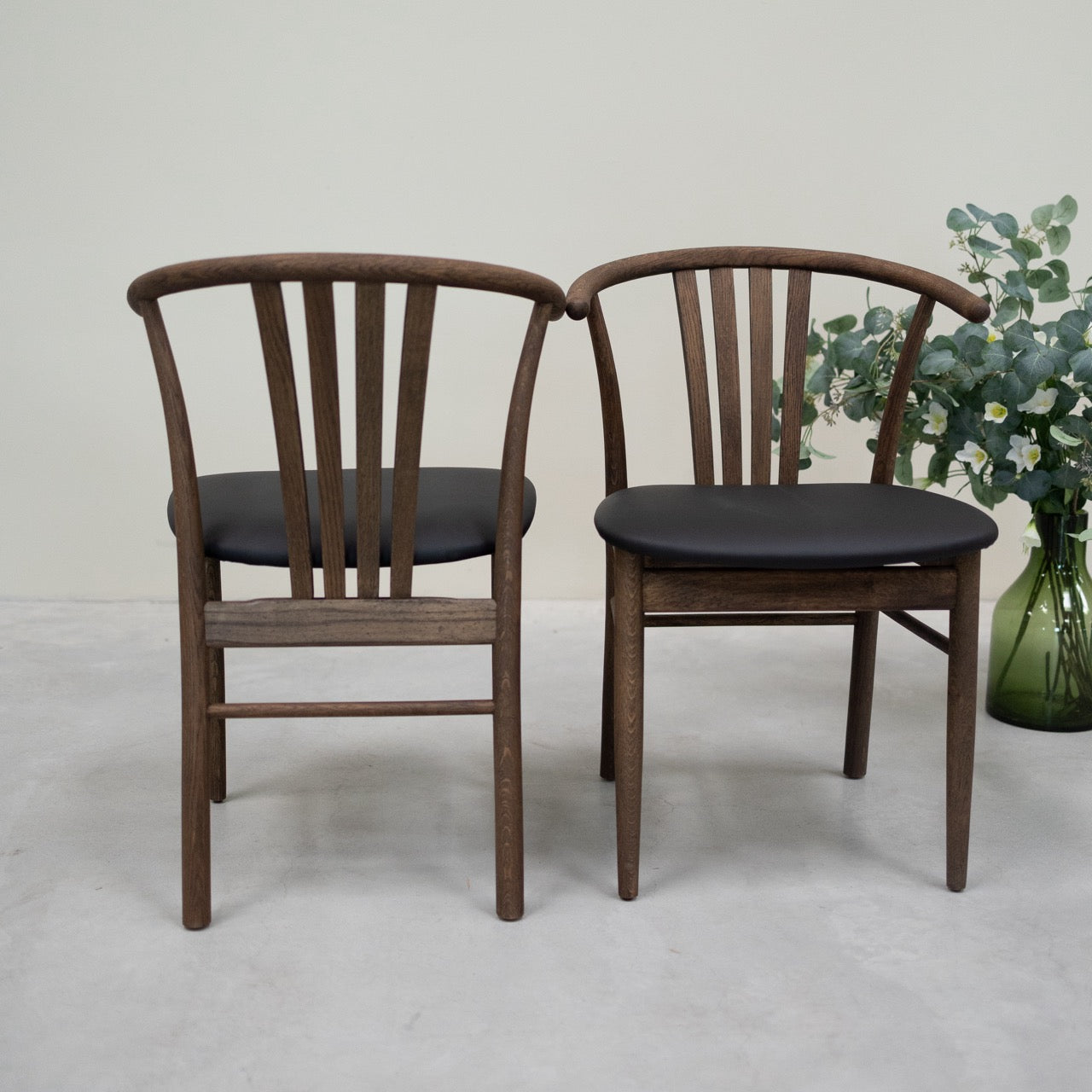 Chaises en bois de couleur foncée