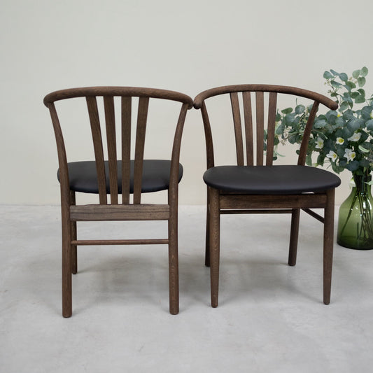 Chaises en bois de couleur foncée