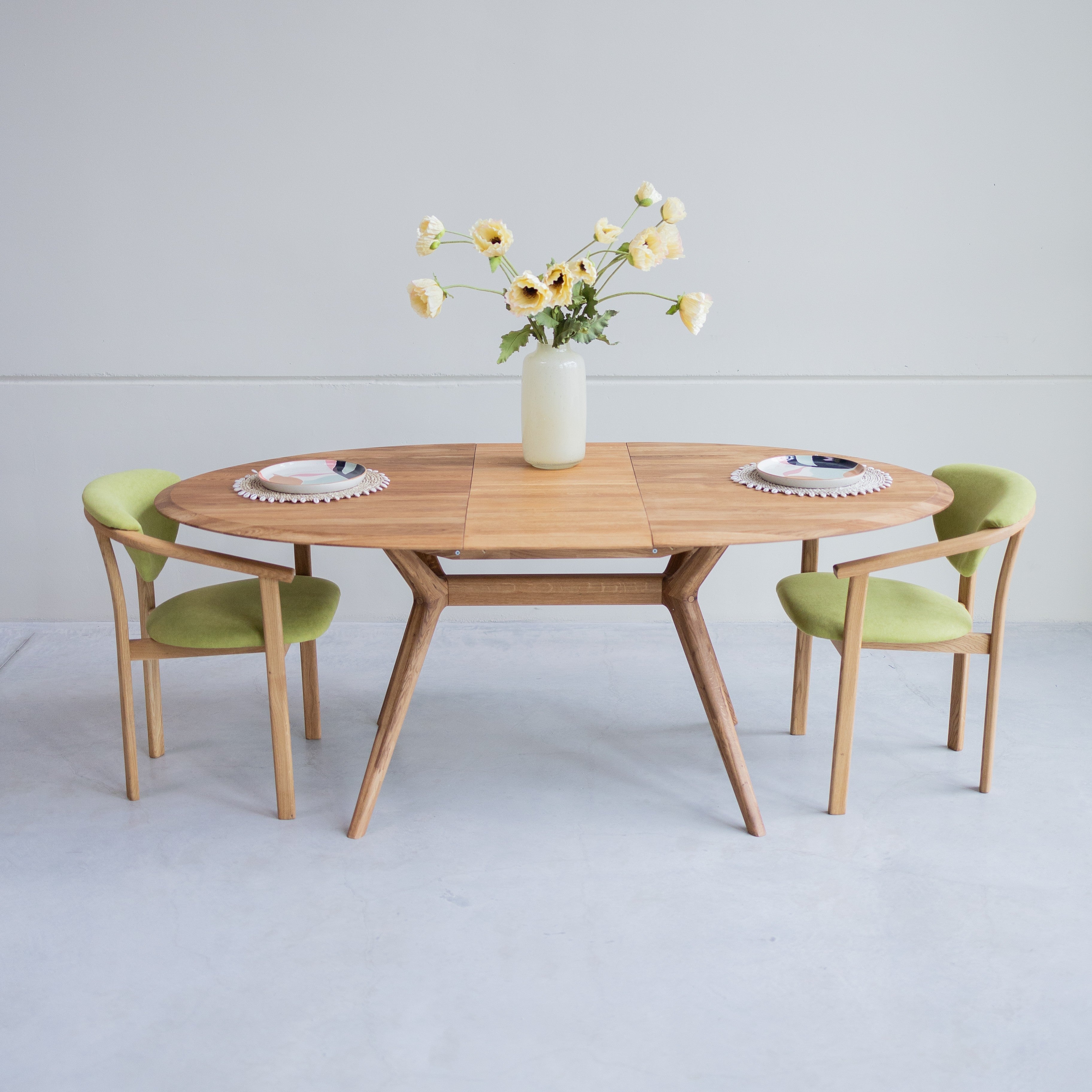 Tables à manger ovales en chêne massif