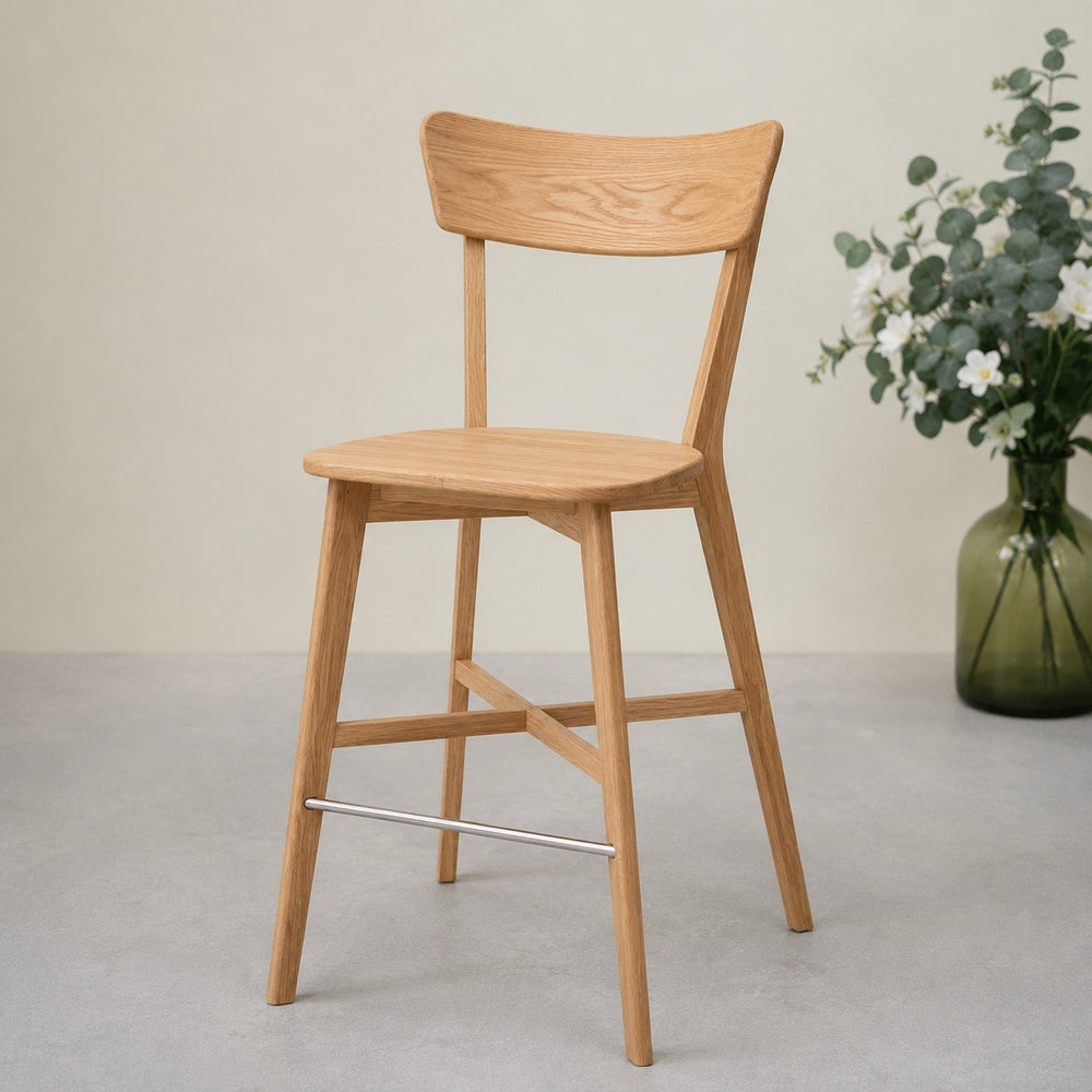 Tabouret de bar avec dossier en bois massif de chêne Diana – NordicStory