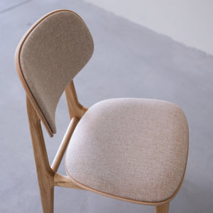 Chaise de salle à manger en bois massif de chêne Varde, revêtement en tissu Gris Nordique/Beige – Lot de 2 ou 4 chaises - NordicStory