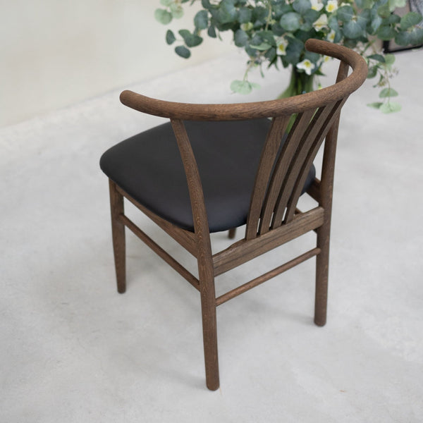 Chaise en bois massif de chêne foncé Dagmar, revêtement Noir - Lot de 2 ou de 4 chaises - VESKOR