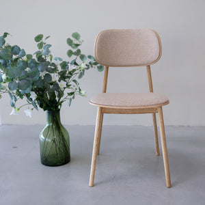 Chaise de salle à manger en bois massif de chêne Varde, revêtement en tissu Gris Nordique/Beige – Lot de 2 ou 4 chaises - NordicStory