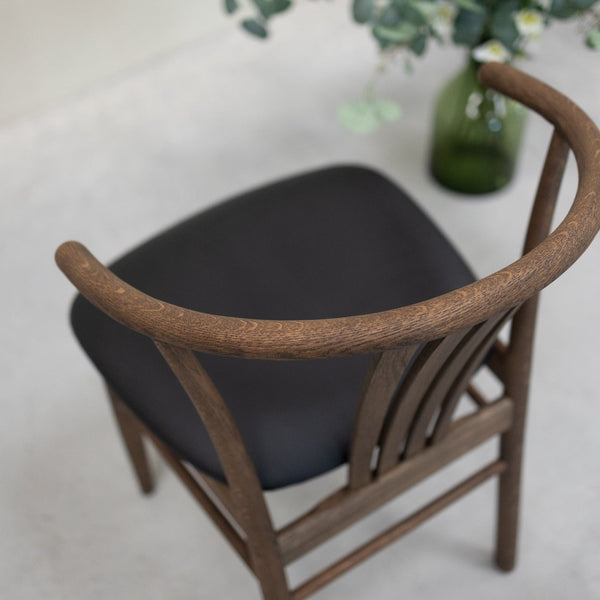 Chaise en bois massif de chêne foncé Dagmar, revêtement Noir - Lot de 2 ou de 4 chaises - VESKOR