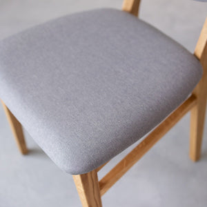 Chaise de salle à manger en bois massif de chêne Nova, revêtement en tissu Gris Nordique/Beige – Lot de 2 ou 4 chaises - NordicStory
