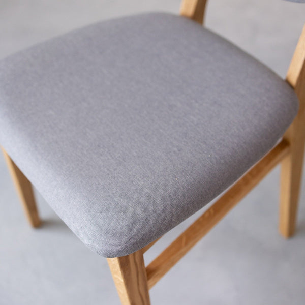 Chaise de salle à manger en bois massif de chêne Nova, revêtement en tissu Gris Nordique/Beige – Lot de 2 ou 4 chaises - NordicStory