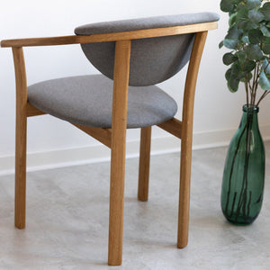 Chaise de salle à manger en bois massif de chêne Alexis, revêtement en tissu Gris Nordique – Lot de 2 ou 4 chaises - NordicStory