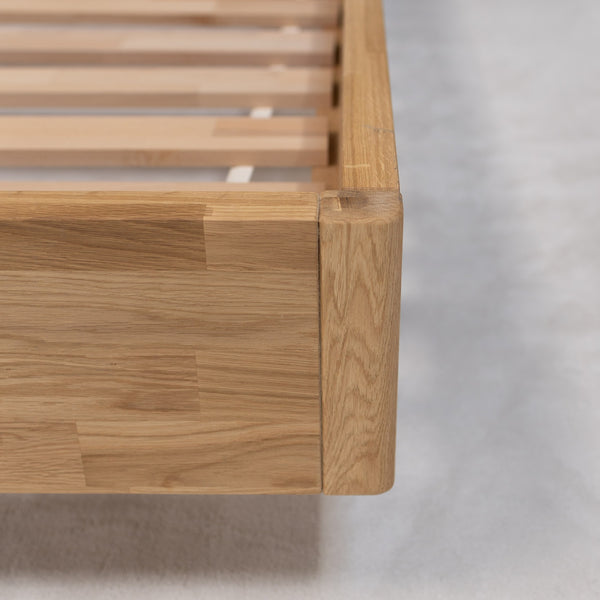 Lit en bois massif de chêne design et durable