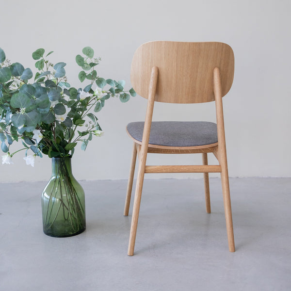 Chaise de salle à manger en bois massif de chêne Varde, revêtement en tissu Gris Nordique/Beige – Lot de 2 ou 4 chaises - NordicStory