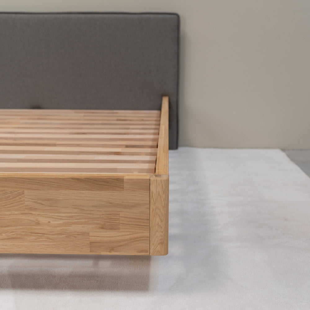 Lit en bois massif de chêne design et durable