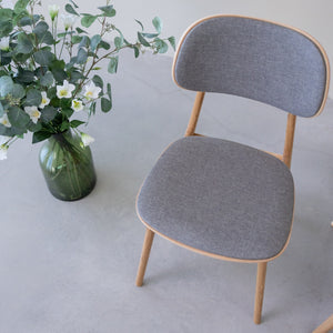 Chaise de salle à manger en bois massif de chêne Varde, revêtement en tissu Gris Nordique/Beige – Lot de 2 ou 4 chaises - NordicStory