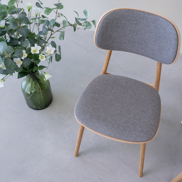 Chaise de salle à manger en bois massif de chêne Varde, revêtement en tissu Gris Nordique/Beige – Lot de 2 ou 4 chaises - NordicStory