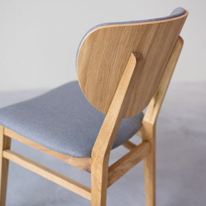 Chaise de salle à manger en bois massif de chêne Nova, revêtement en tissu Gris Nordique/Beige – Lot de 2 ou 4 chaises - NordicStory