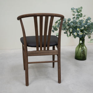 Chaise en bois massif de chêne foncé Dagmar, revêtement Noir - Lot de 2 ou de 4 chaises - VESKOR