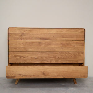 Commode en bois massif de chêne