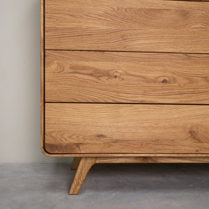 Commode en bois massif de chêne