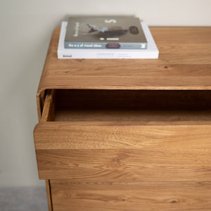 Commode en bois massif de chêne