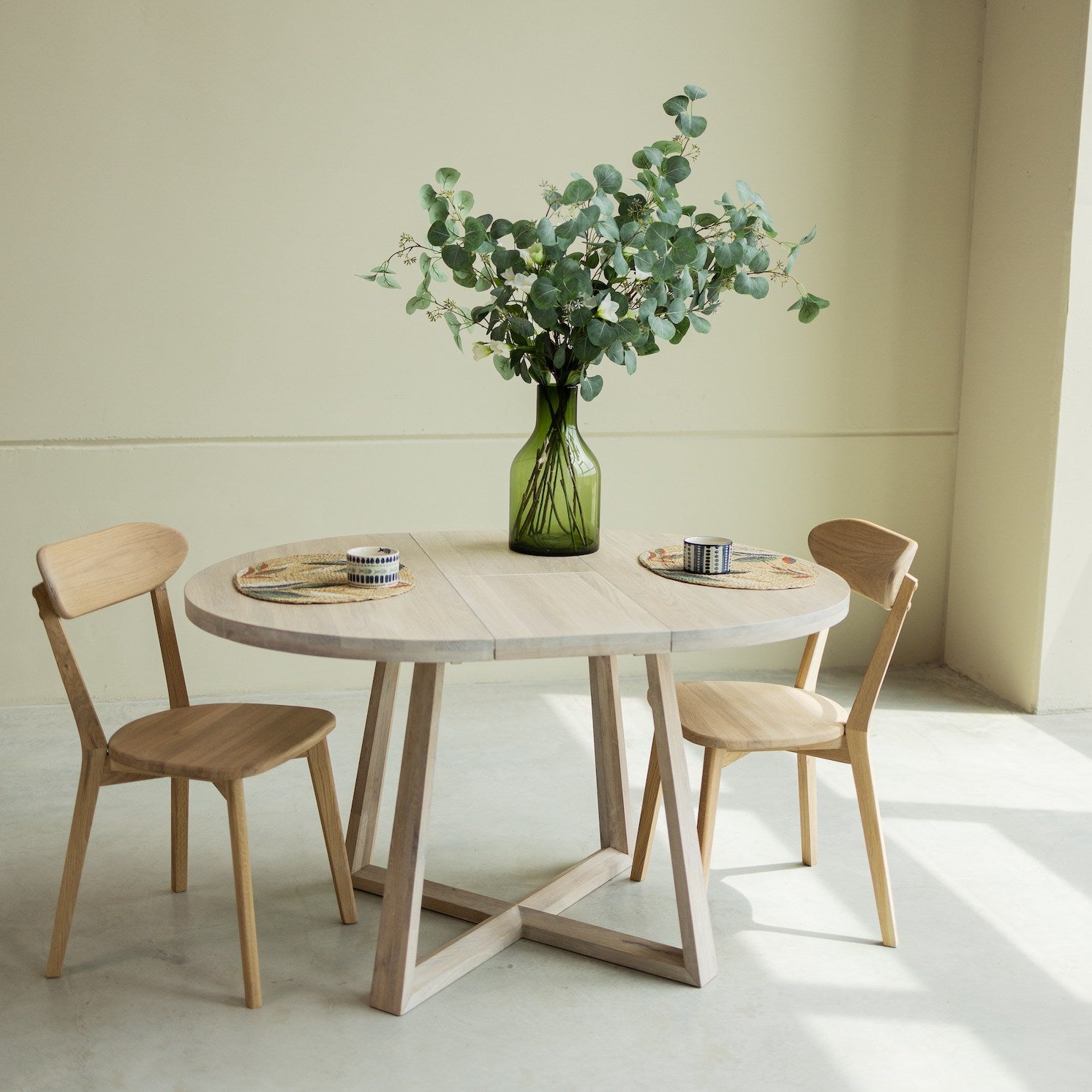 Table Ă  manger ronde extensible en chĂȘne massif Moby 100-130 cm