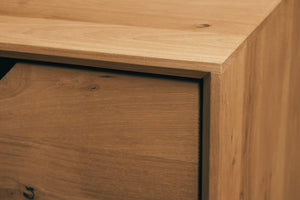 NordicStory_Vitrina_de_madera_maciza_roble_sostenible_aparador_para_salon