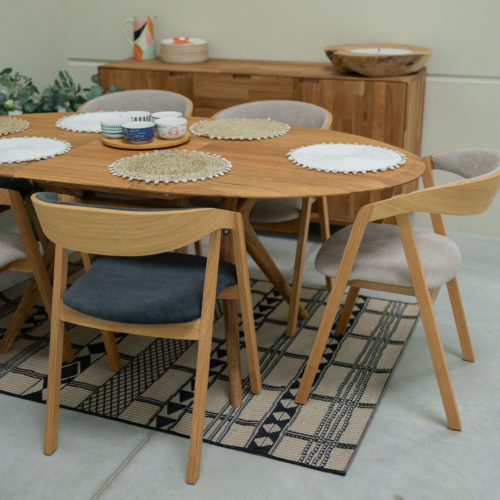 Table extensible ovale en bois massif de chêne Carmen