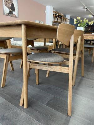 Chaise en bois massif de chêne Frida, revêtement Gris/Marron - Lot de 2 ou 4 chaises - VESKOR