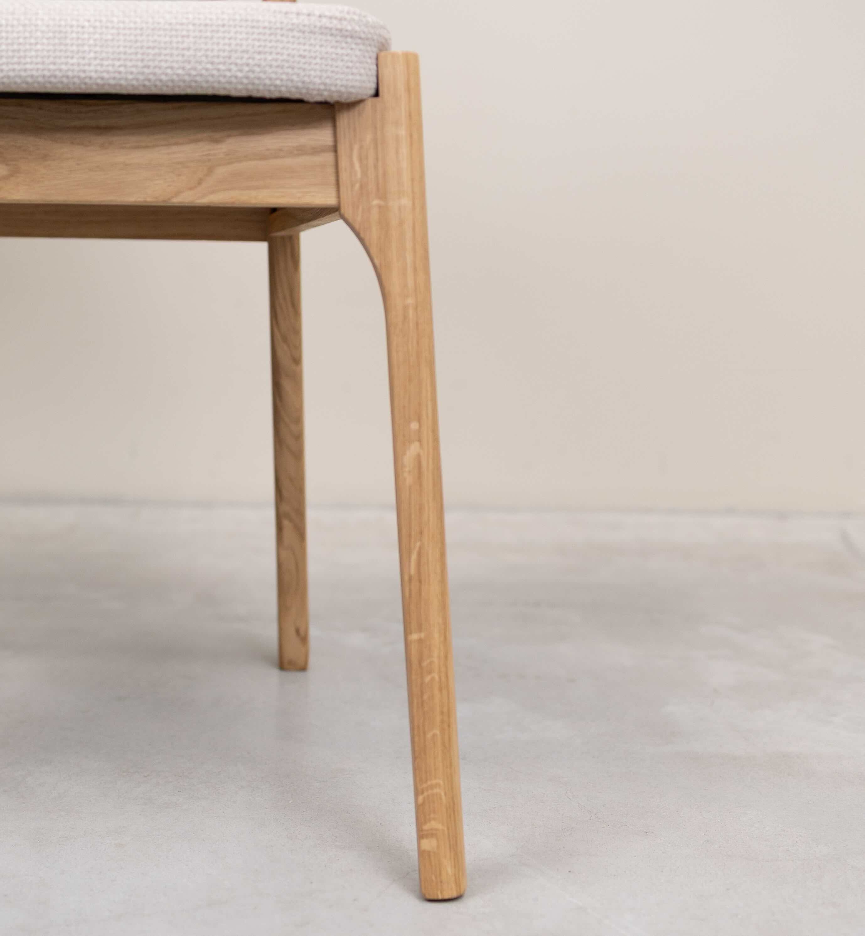 Chaise en bois massif de chêne revêtement beige écru