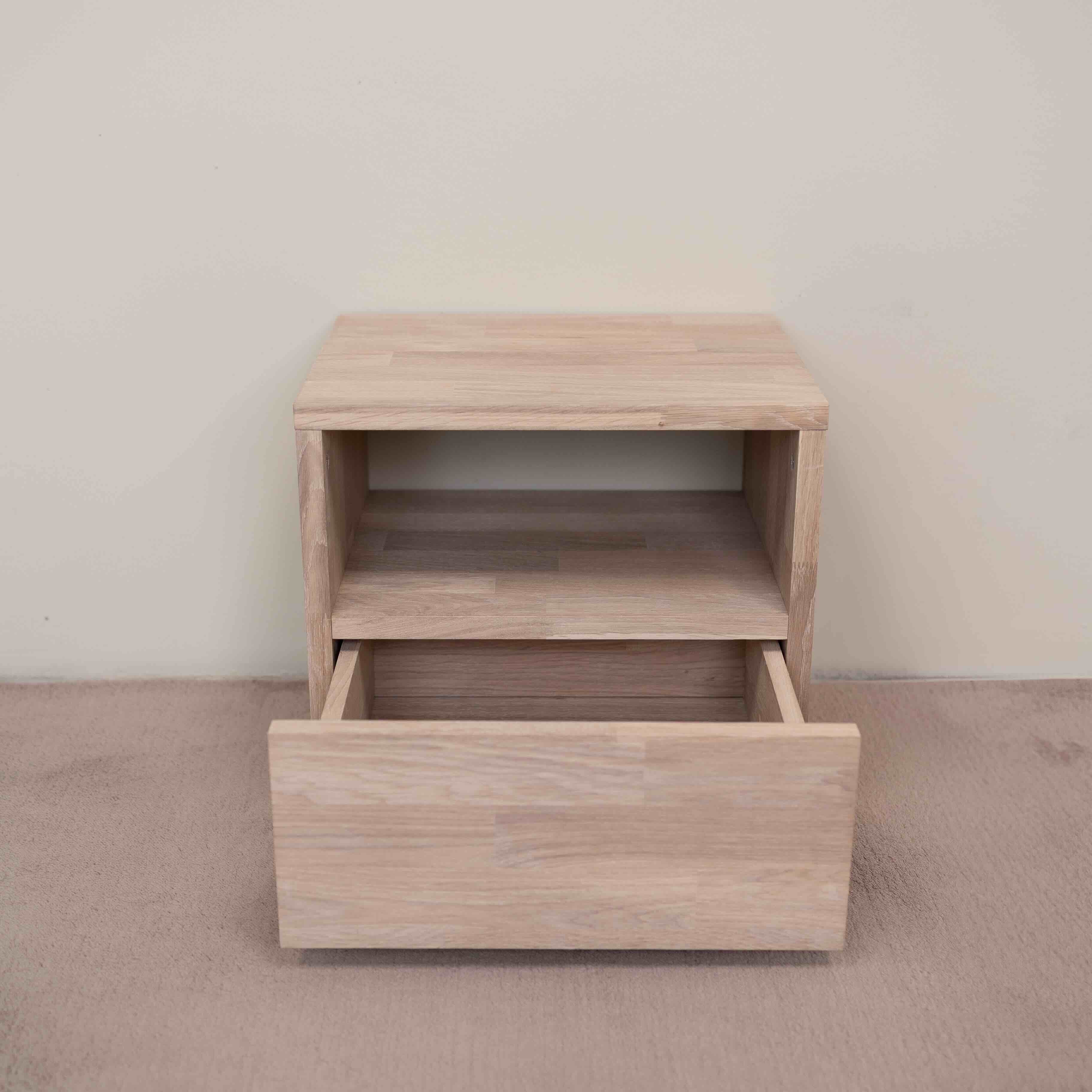 Table de chevet en bois massif de chêne Danemark 1
