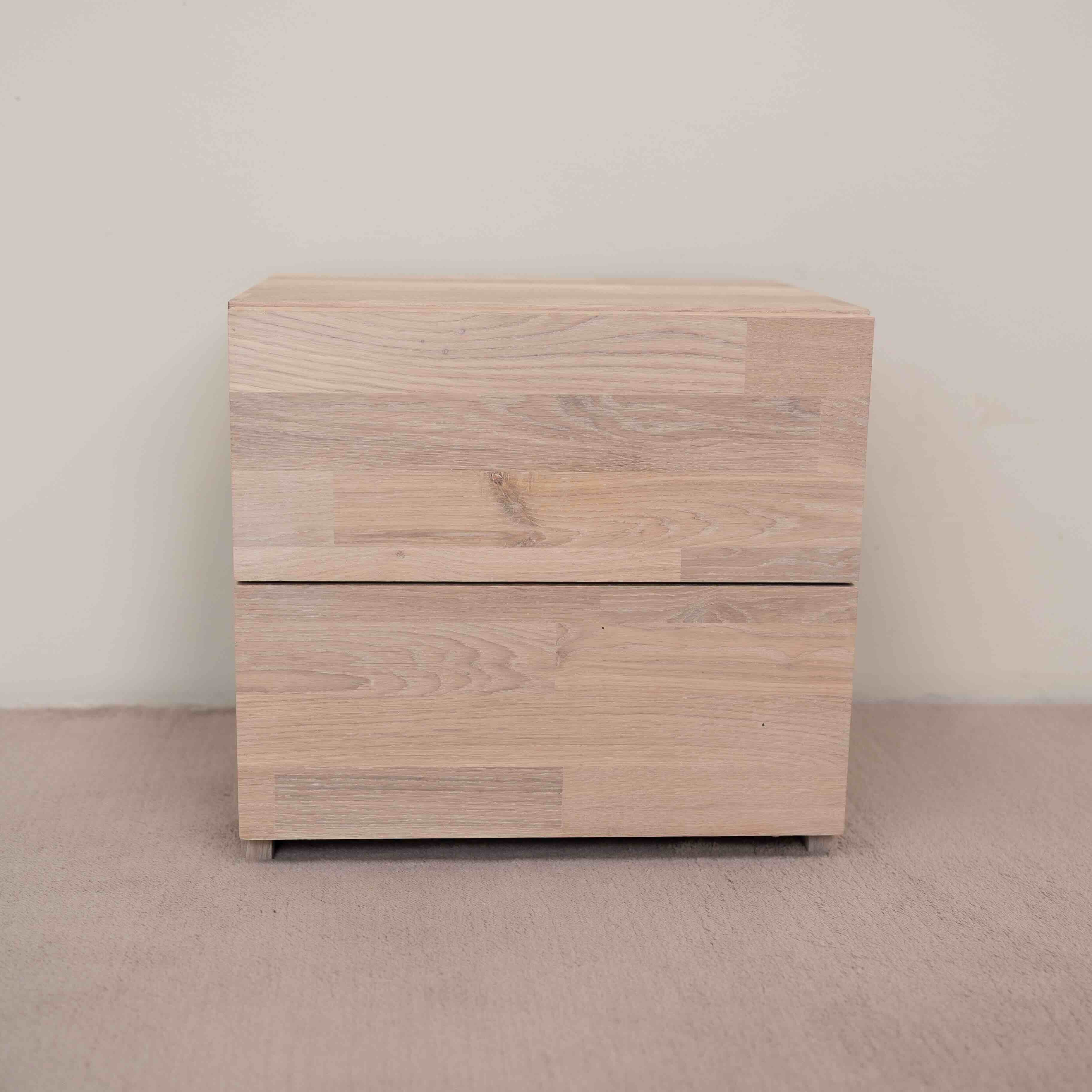 Table de chevet en bois massif de chêne durable