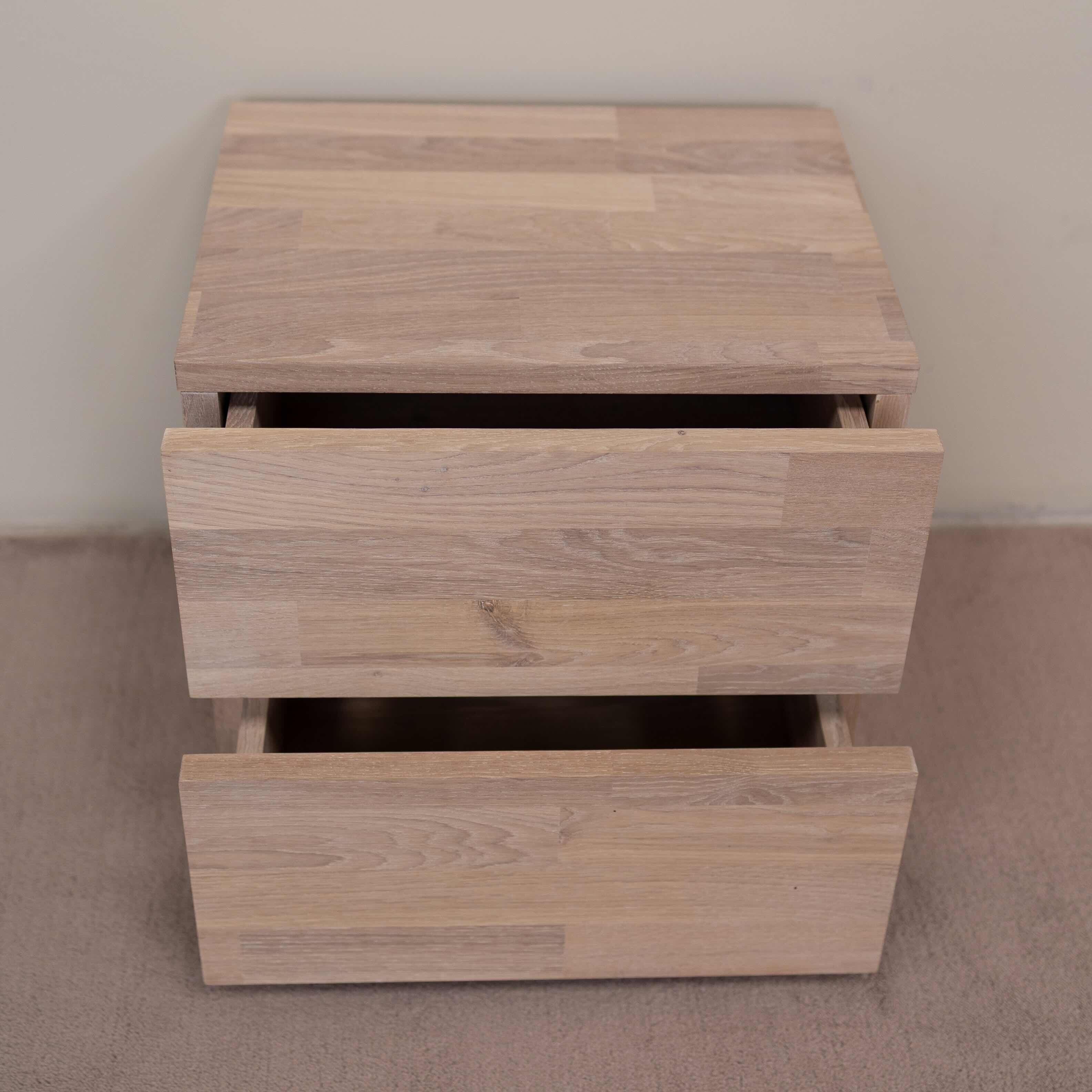 Table de chevet en bois massif de chêne durable
