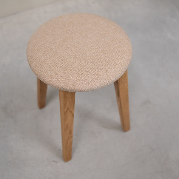 Lot de 2 ou 4 tabourets en bois massif de chêne Diana, avec siège rembourré. - NordicStory