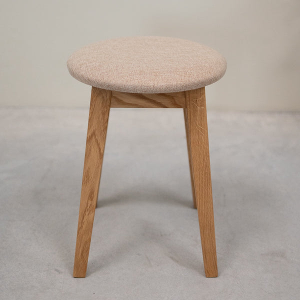 Lot de 2 ou 4 tabourets en bois massif de chêne Diana, avec siège rembourré. - NordicStory