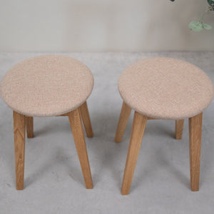 Lot de 2 ou 4 tabourets en bois massif de chêne Diana, avec siège rembourré. - NordicStory