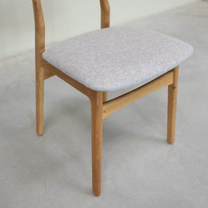 Chaise en bois massif de chêne Maxwell, revêtement Gris - Lot de 2 ou 4 chaises - VESKOR