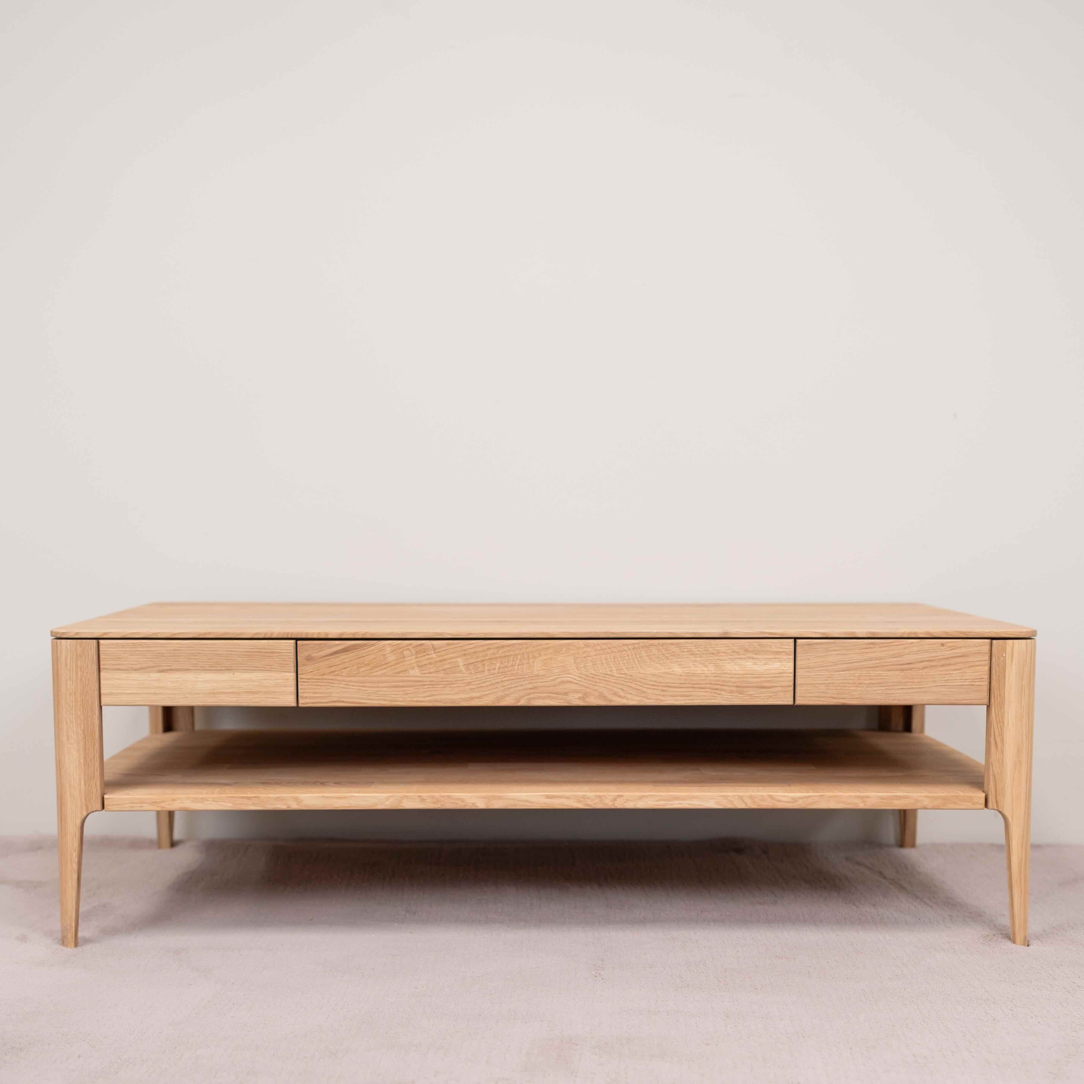 Table basse avec tiroir en bois massif de chêne 