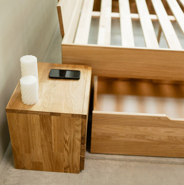 Table de chevet en bois massif de chêne durable