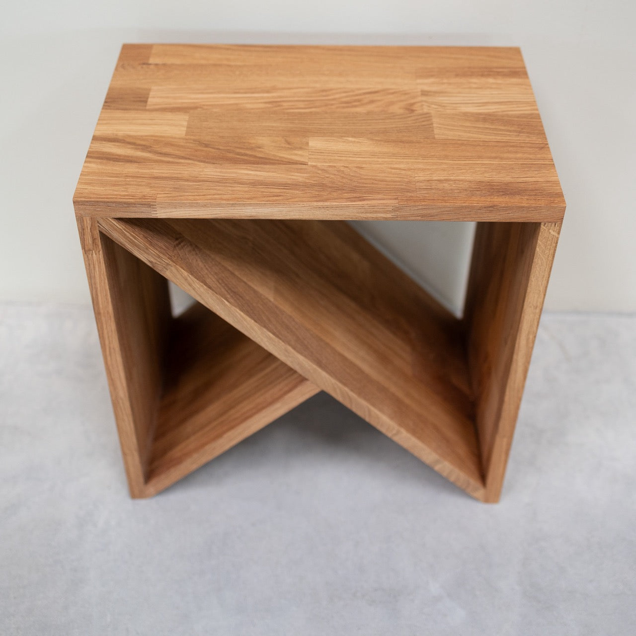 Table de chevet en bois massif de chêne