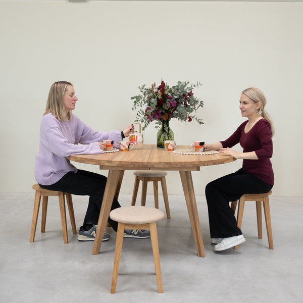 Lot de 2 ou 4 tabourets en bois massif de chêne Diana, avec siège rembourré. - NordicStory