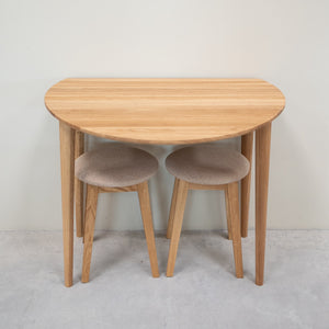 Lot de 2 ou 4 tabourets en bois massif de chêne Diana, avec siège rembourré. - NordicStory