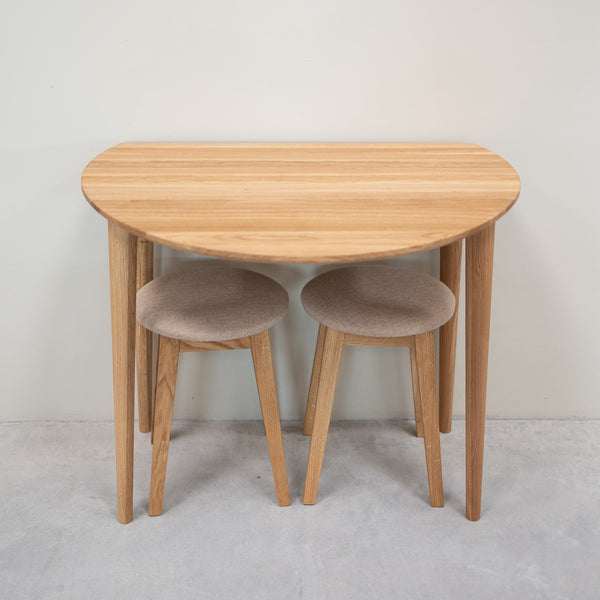 Lot de 2 ou 4 tabourets en bois massif de chêne Diana, avec siège rembourré. - NordicStory