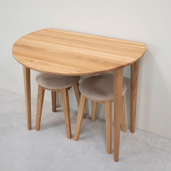 Lot de 2 ou 4 tabourets en bois massif de chêne Diana, avec siège rembourré. - NordicStory